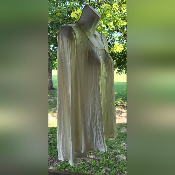 Jennifer López cream blouse - Picture 4 of 5